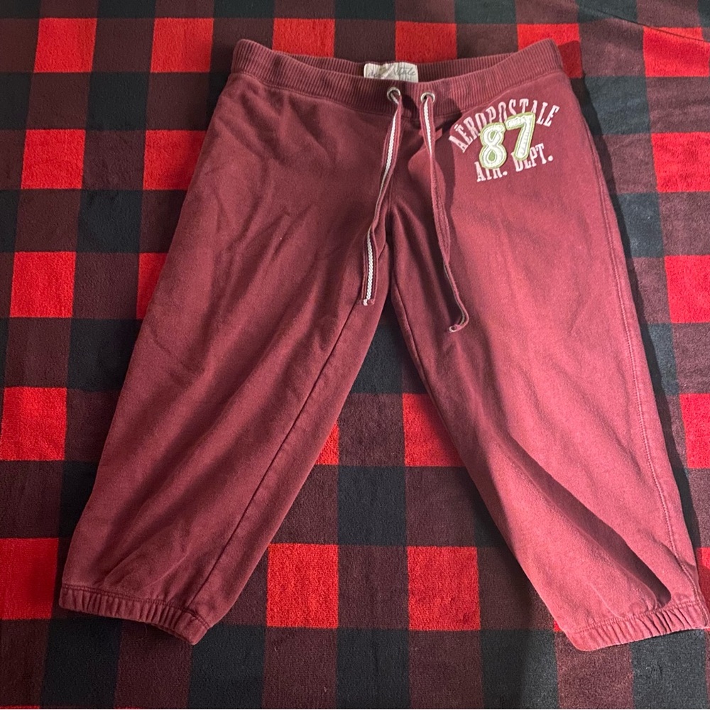 Aeropostale burgundy capri jogger like pants.
Size M.
